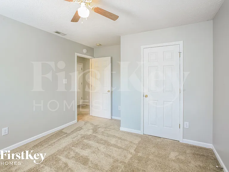 461 E Clear Lake Ln — Photo 7