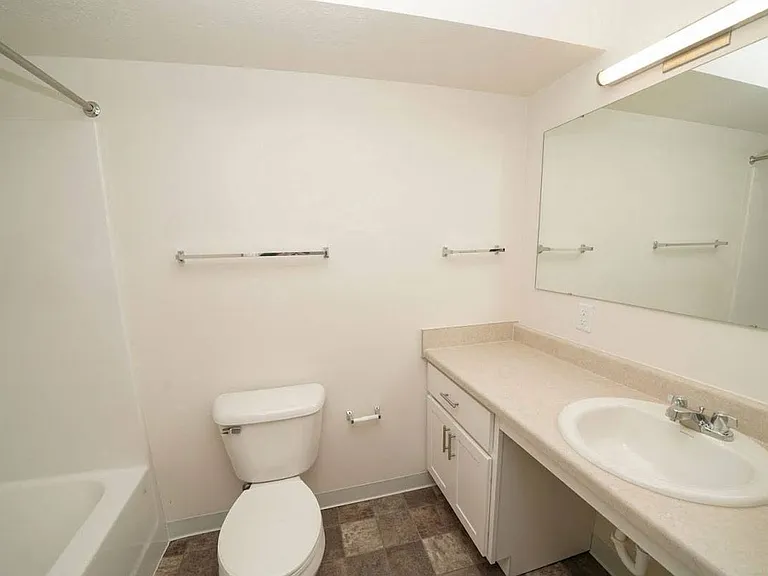 Arbor Lakes Apartments — Photo 19