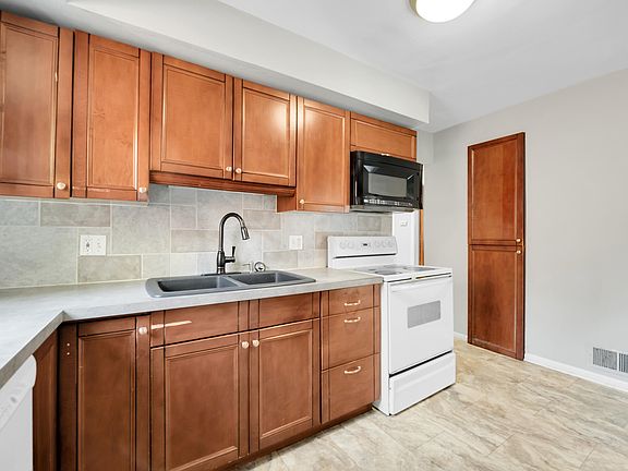 4th image of 12867 Lenore Ave