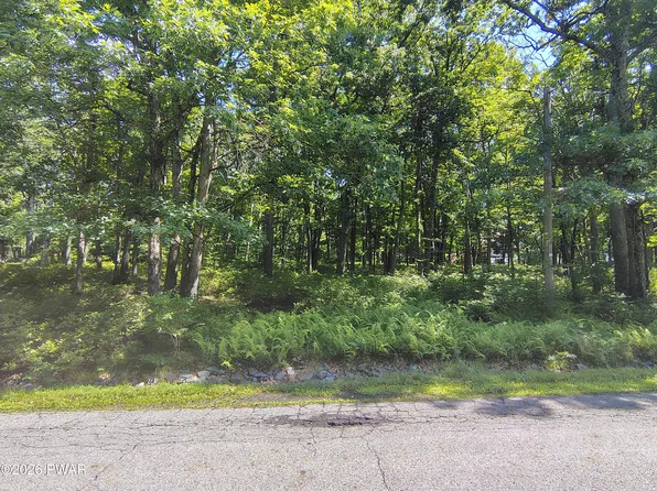 101 Gaskin Dr, Hawley, PA 18428