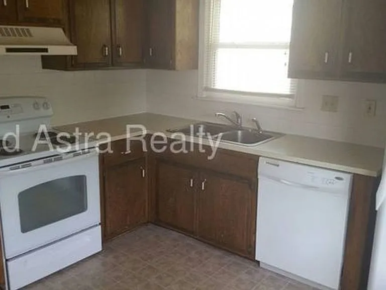 6136 Long Ave — Photo 11