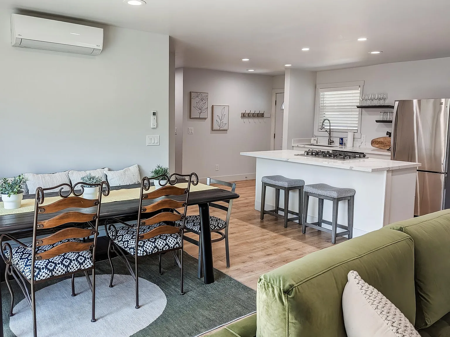 9384 Golden Gate Ave — Photo 3