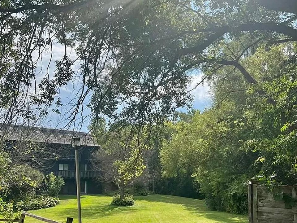 Spacious front yard