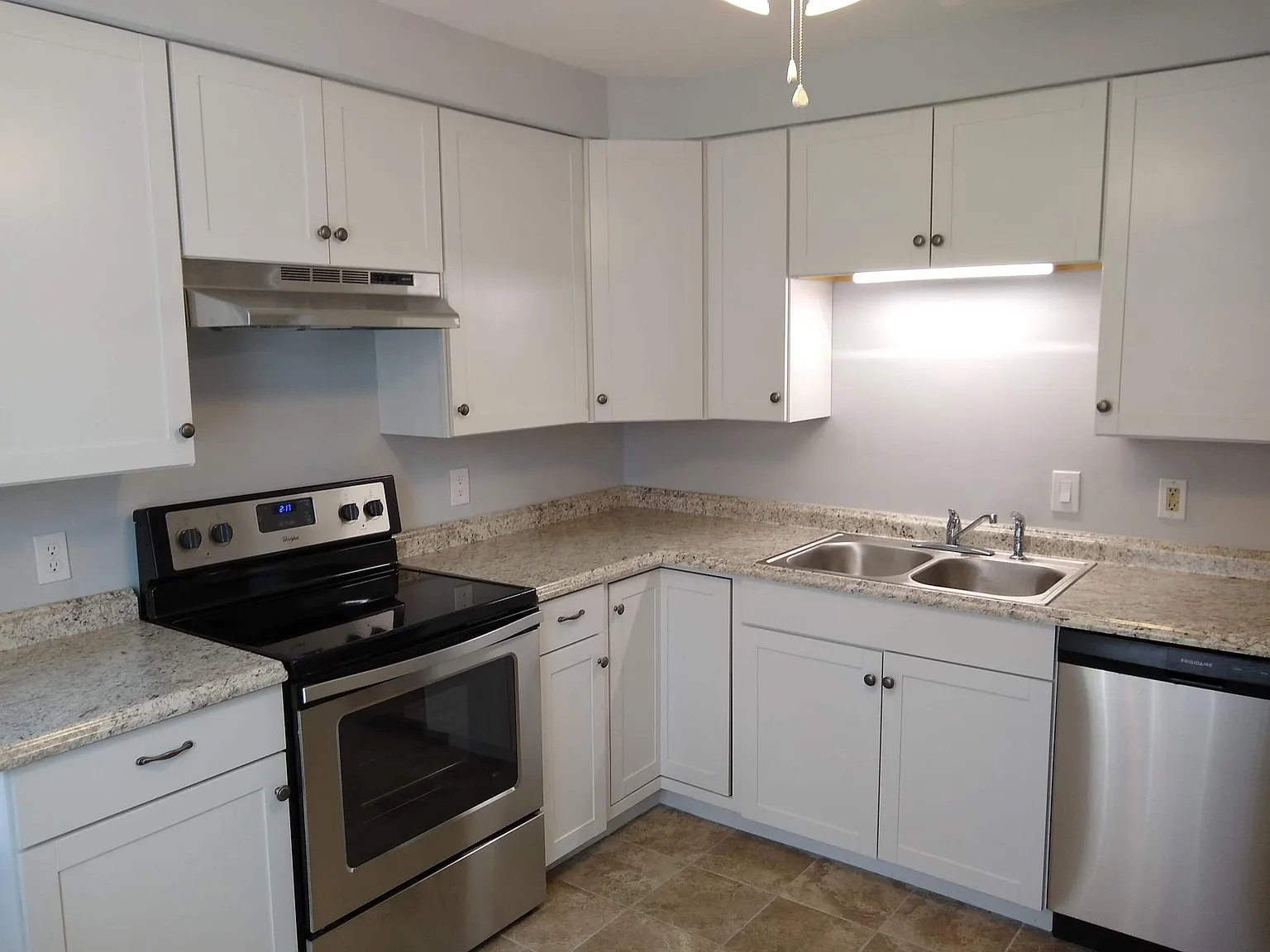 2 bed, 825 sqft, $1,300 — Photo 2