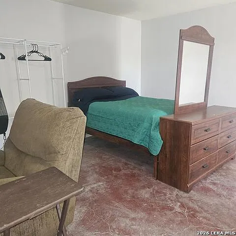 1 bed, 1.0 bath, 880 sqft, $1,570 — Photo 2