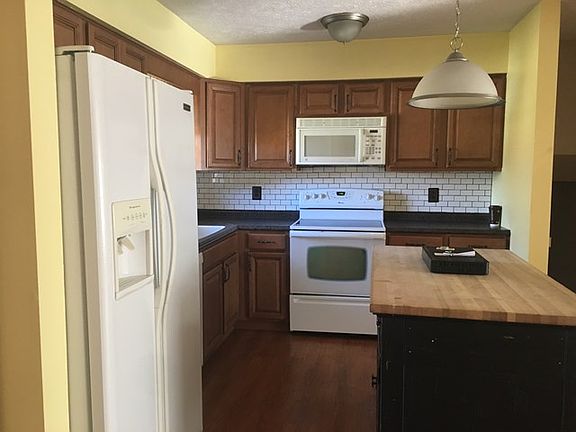 3rd image of 144 Lakeview Cir