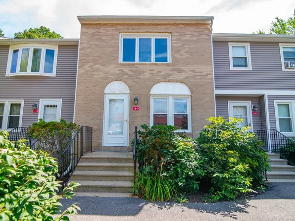 11 Oakwood Circle #9, Goffstown, NH 03045