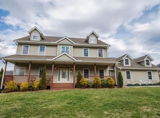 285 Stepping Stone Ln, Waynesville, NC 28786