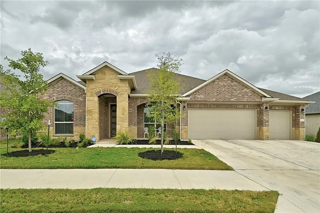 4 bed, 3.0 bath, 2825 sqft, $2,698 — Photo 1
