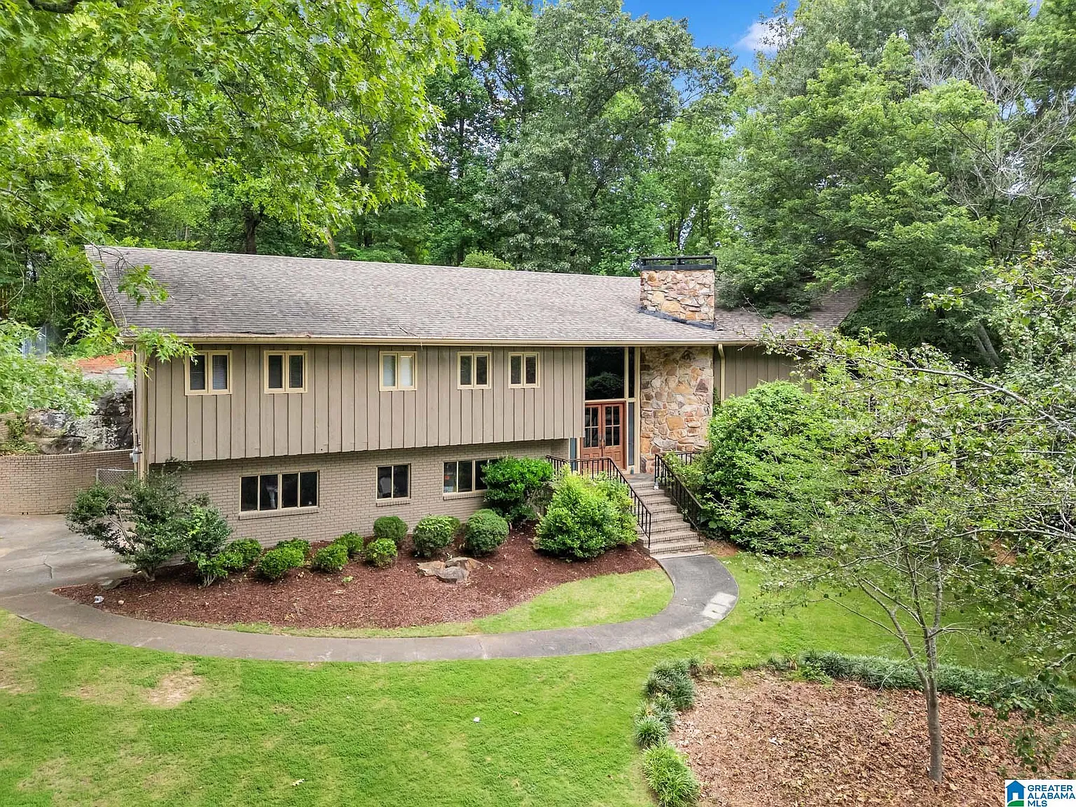 5 bed, 2.0 bath, 3432 sqft, $3,200 — Photo 2
