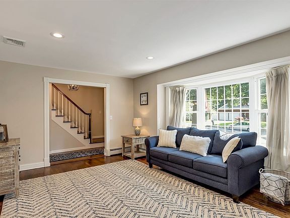 4th image of 6 Williamsburgh Ln