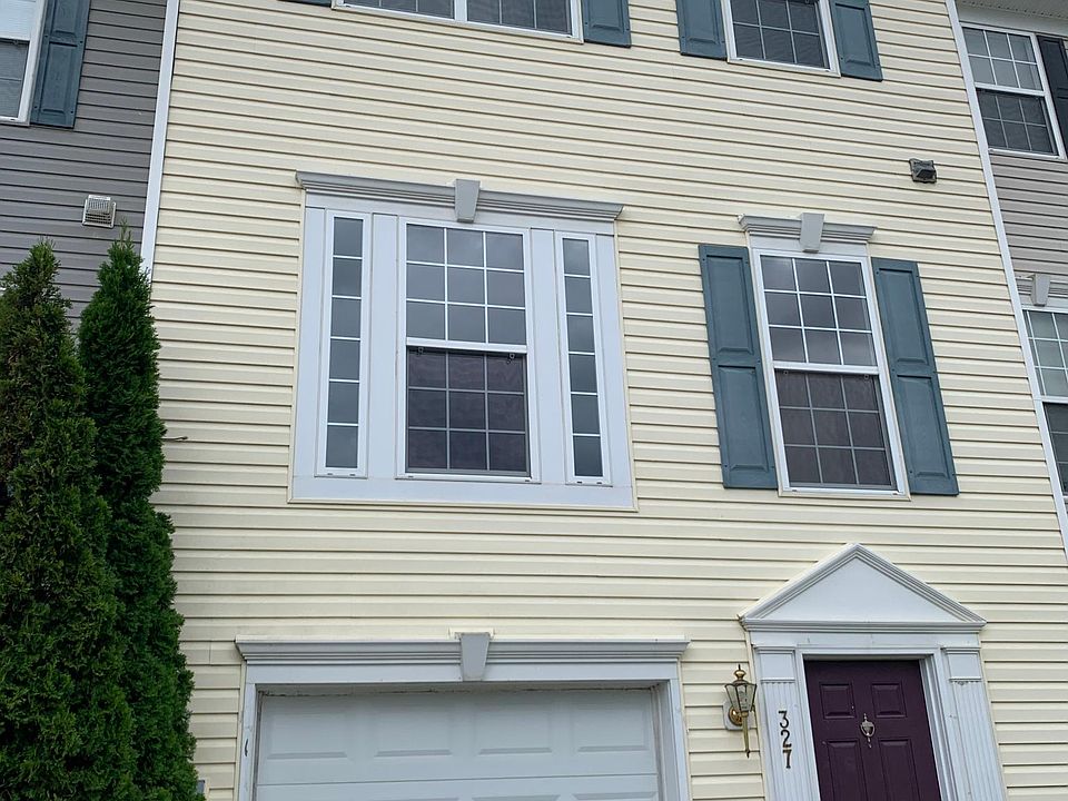 Modern 3 level townhome with garage