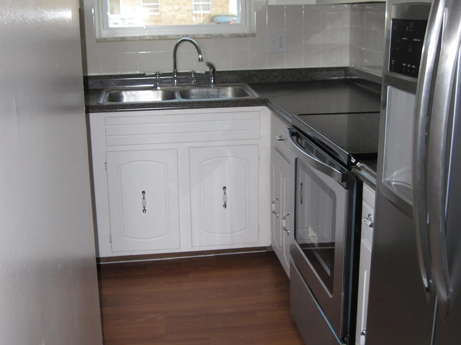 1012 Valley View Dr — Photo 2