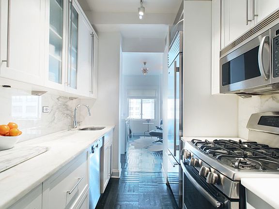 4th image of 200 E 57th St APT 11C