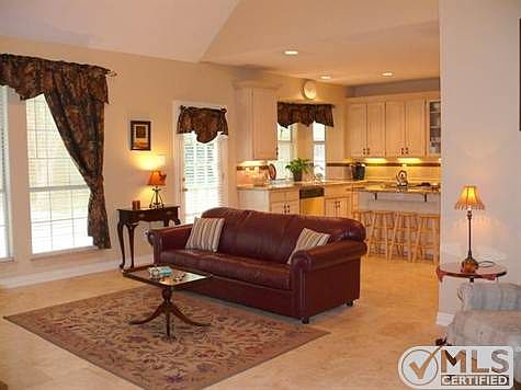 4th image of 1098 Oak Valley Dr