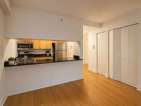 4th image of 323 W 96th St APT 405