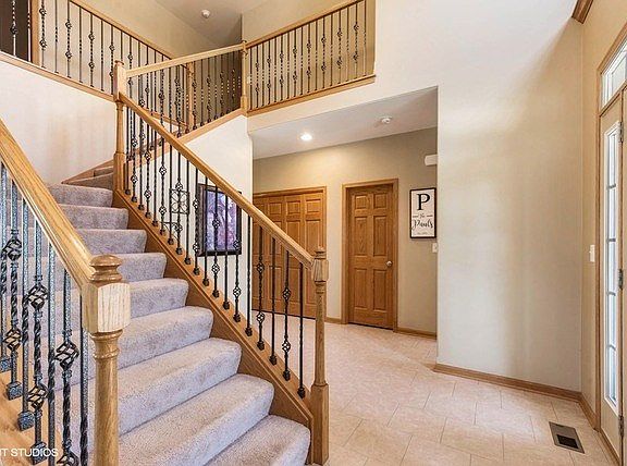 Impressive 2-story grand foyer to welcome your guests!