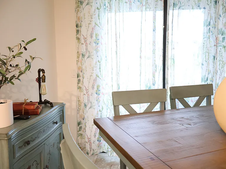 Dining room with sliding doors to screened lanai (1st floor)
