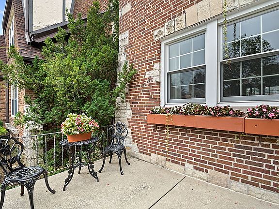 2nd image of 6308 N Le Mai Ave