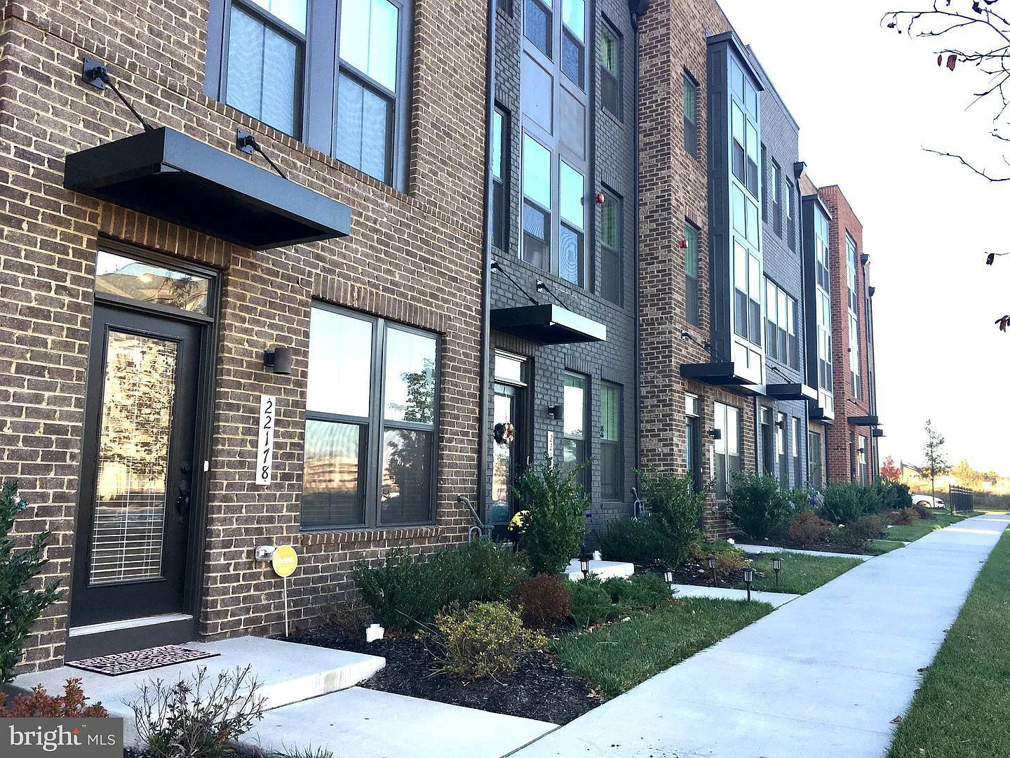 3 bed, 2080 sqft, $3,300 — Photo 2