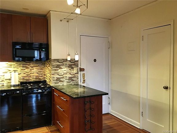 4th image of 44 Parkway N APT 3B