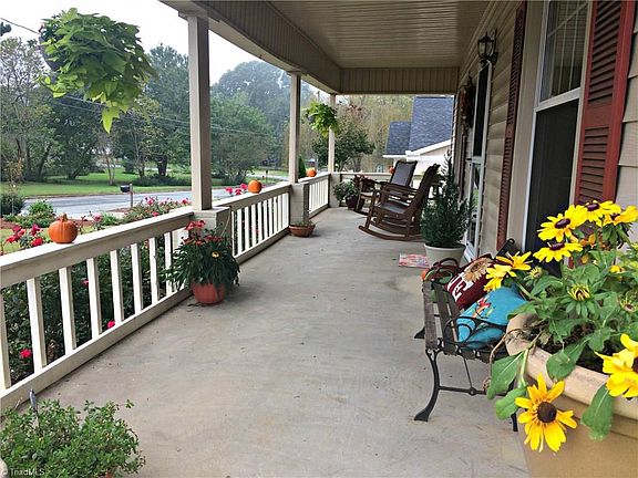 4th image of 811 Park Dr