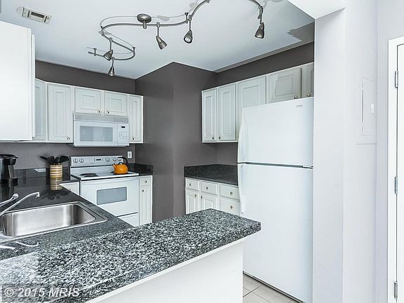 Kitchen w/ ample counter