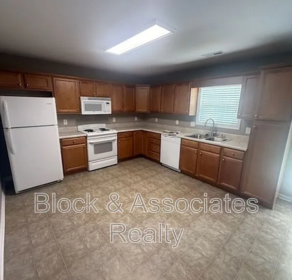 4121 Bentley Dr — Photo 2