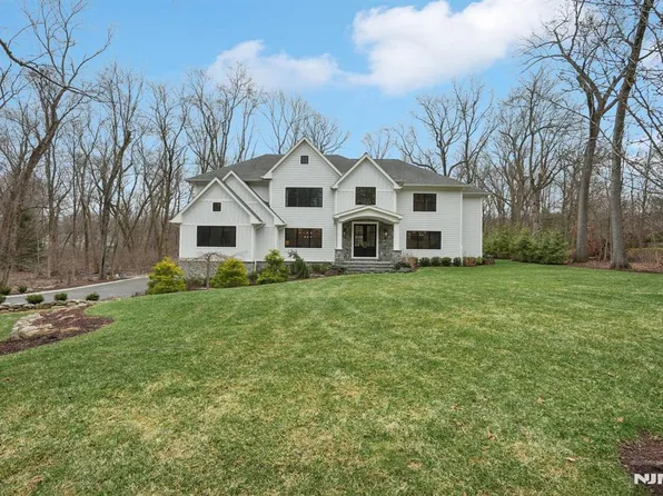 868 Pueblo Dr, Franklin Lakes, NJ 07417