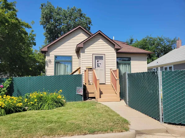 503 1st St NW, Minot, ND 58703