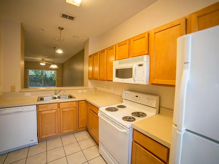 943 NW 21st Ave — Photo 13