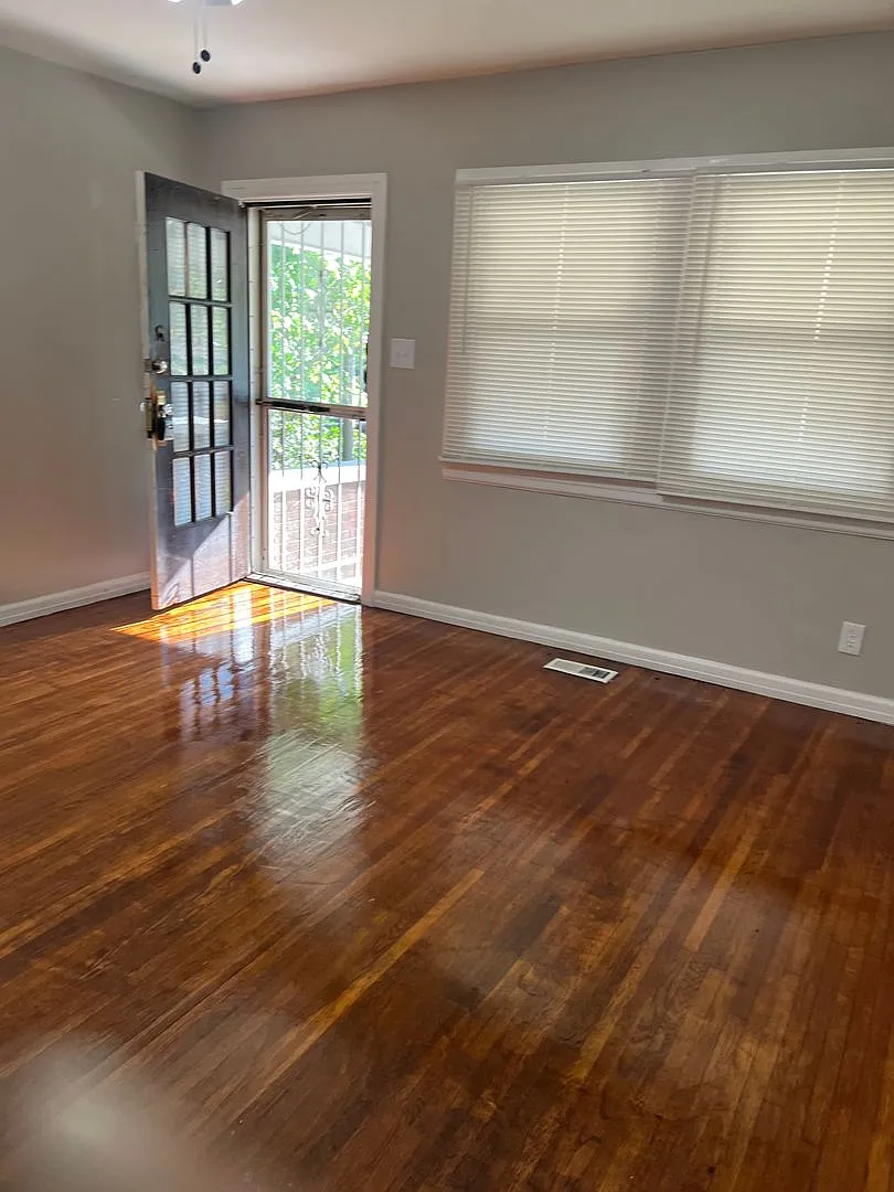 45 S Linwood Ave — Photo 3