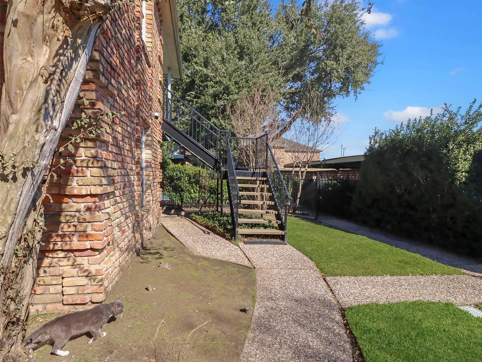 2 bed, 1.0 bath, 911 sqft, $1,450 — Photo 2