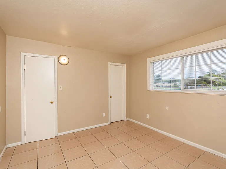 2562 Traction Ave — Photo 5