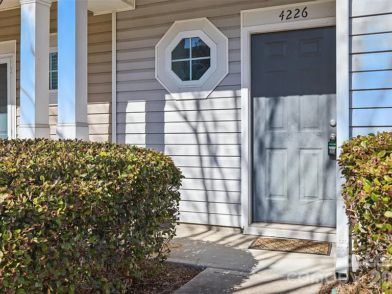 4226 Lotts Pl — Photo 2