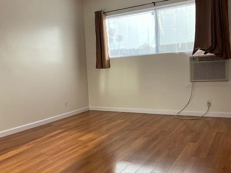 909 E Maple St #5 — Photo 16