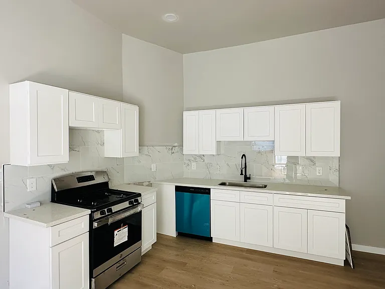 215 Delmar St #2 — Photo 2
