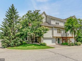 10 River Bend Pl, Chaska, MN 55318