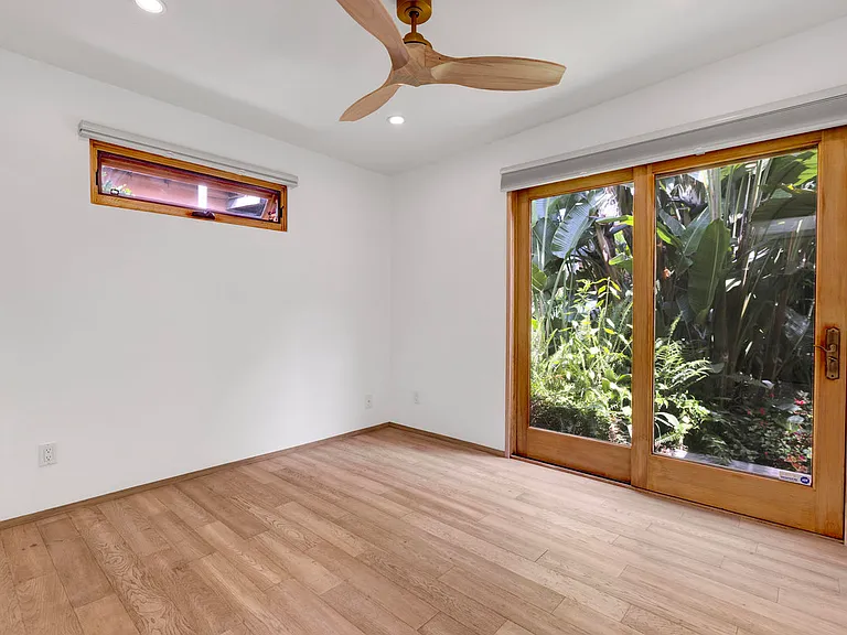 1138 1/2 Poinsettia Pl — Photo 15