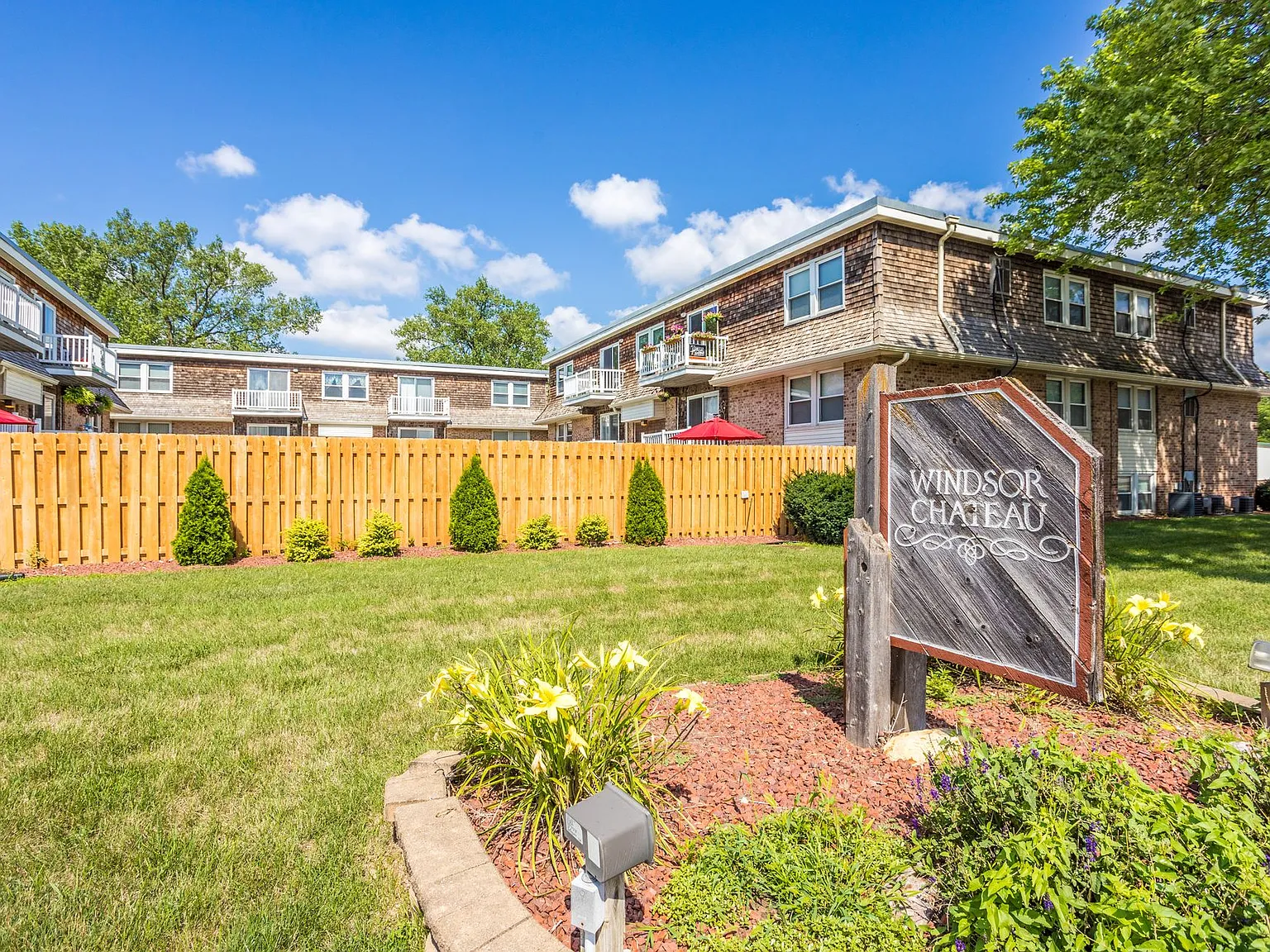 Windsor Chateau - Move in special- FREE GARGAE! — Photo 1