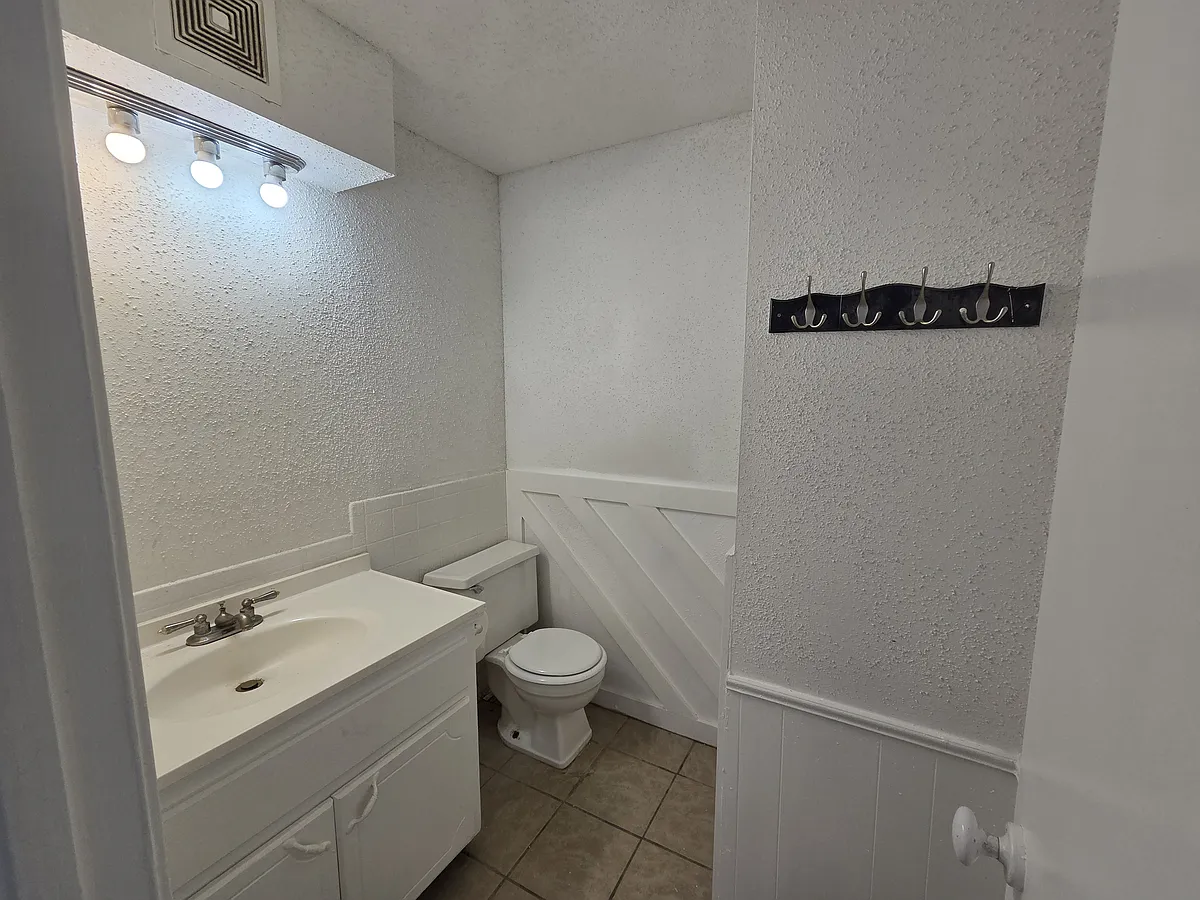 Building Photo - 401 12th Ave SE #156