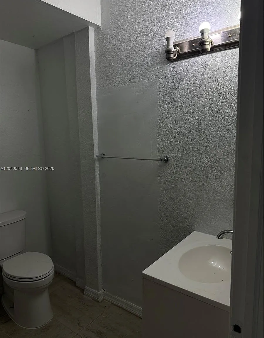 3 bed, 2.0 bath, 2025 sqft, $3,500 — Photo 4