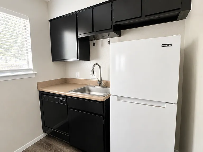 Southland Apartments — Photo 7
