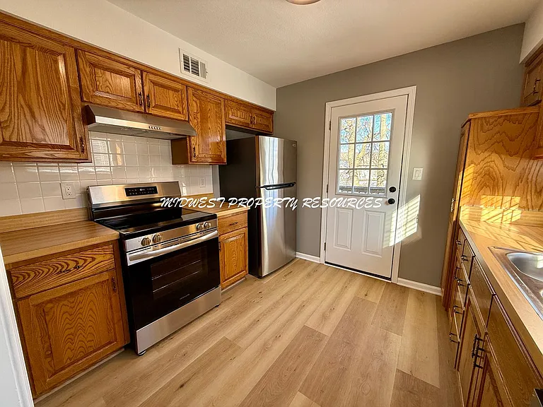 204 NW Market Pl — Photo 4