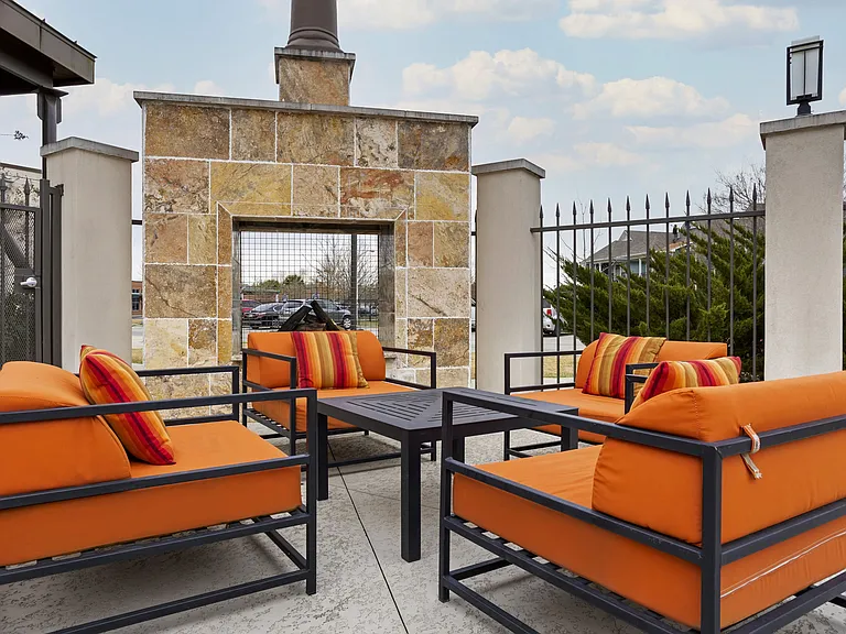 La Veranda at Polly Lane Apartments — Photo 4
