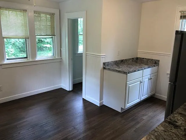 2 bed, 1050 sqft, $2,400 — Photo 2