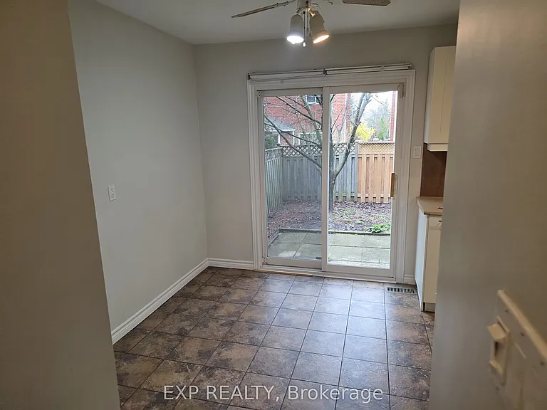 1296 Valerie Cres W — Photo 7