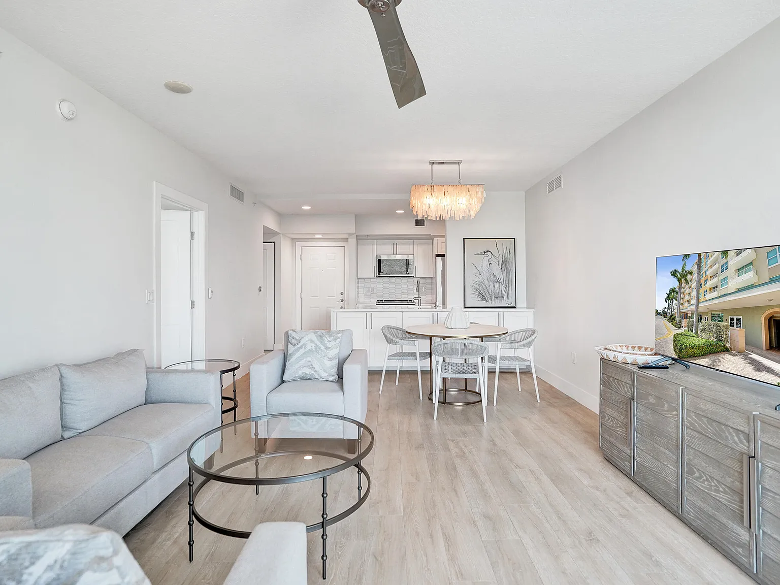 2 bed, 2.0 bath, 1206 sqft, $4,500 — Photo 3