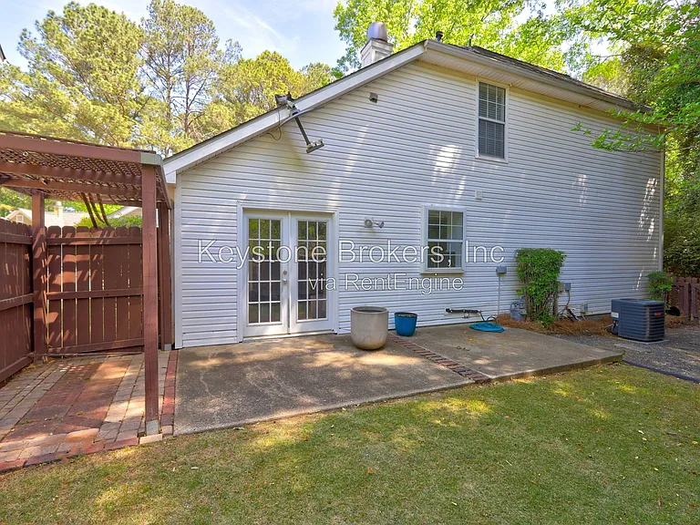 100 S Fairfield Dr — Photo 2