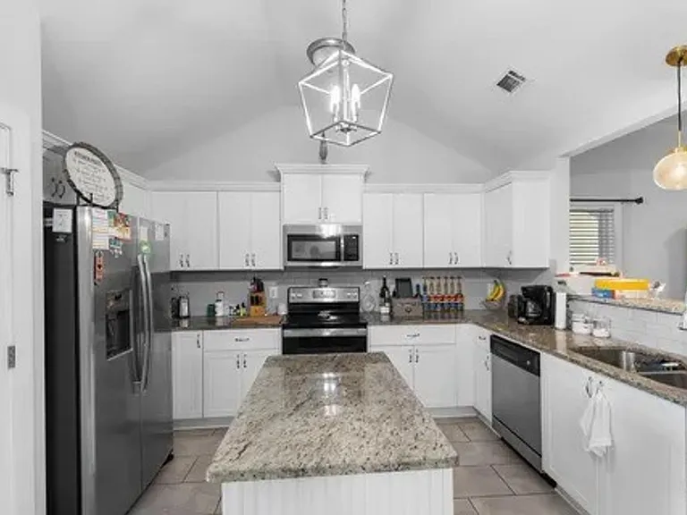 422 Lybrand St — Photo 3